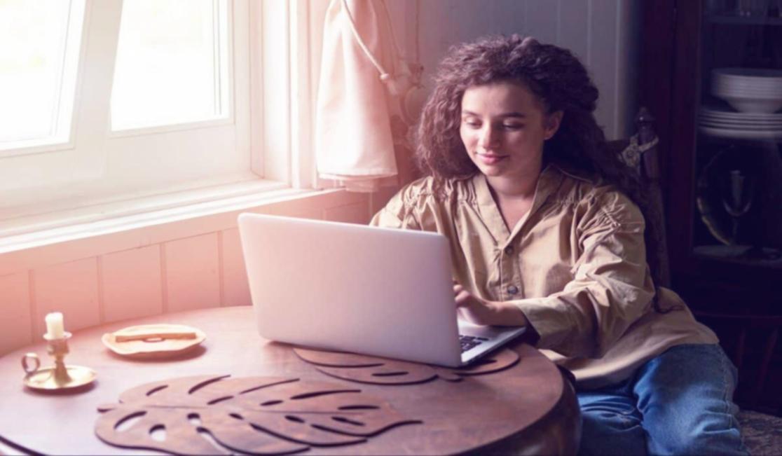 Uzaktan öğrenme ortamı — ekran başında not alan bir öğrenci